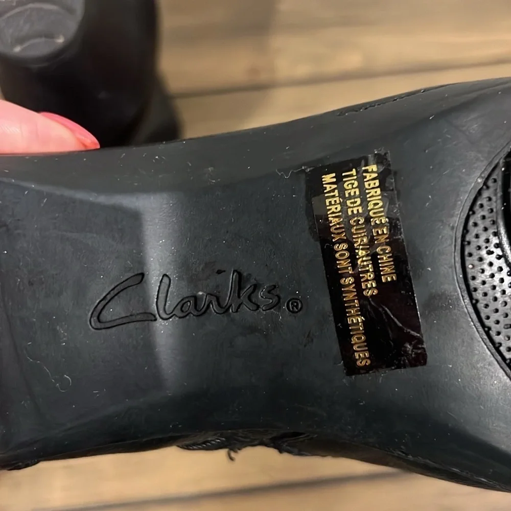 Clark’s black leather 2.5” heeled booties size 9M